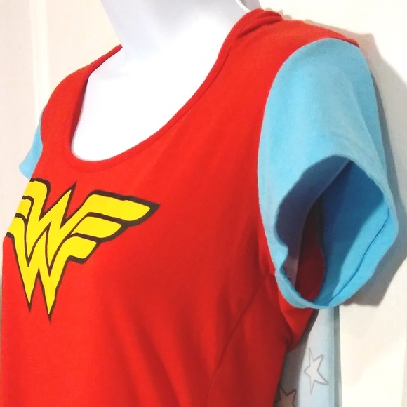 OFFICIAL LICENSED CAPED & HOODED WONDER WOMAN TEE - Picture 4 of 8